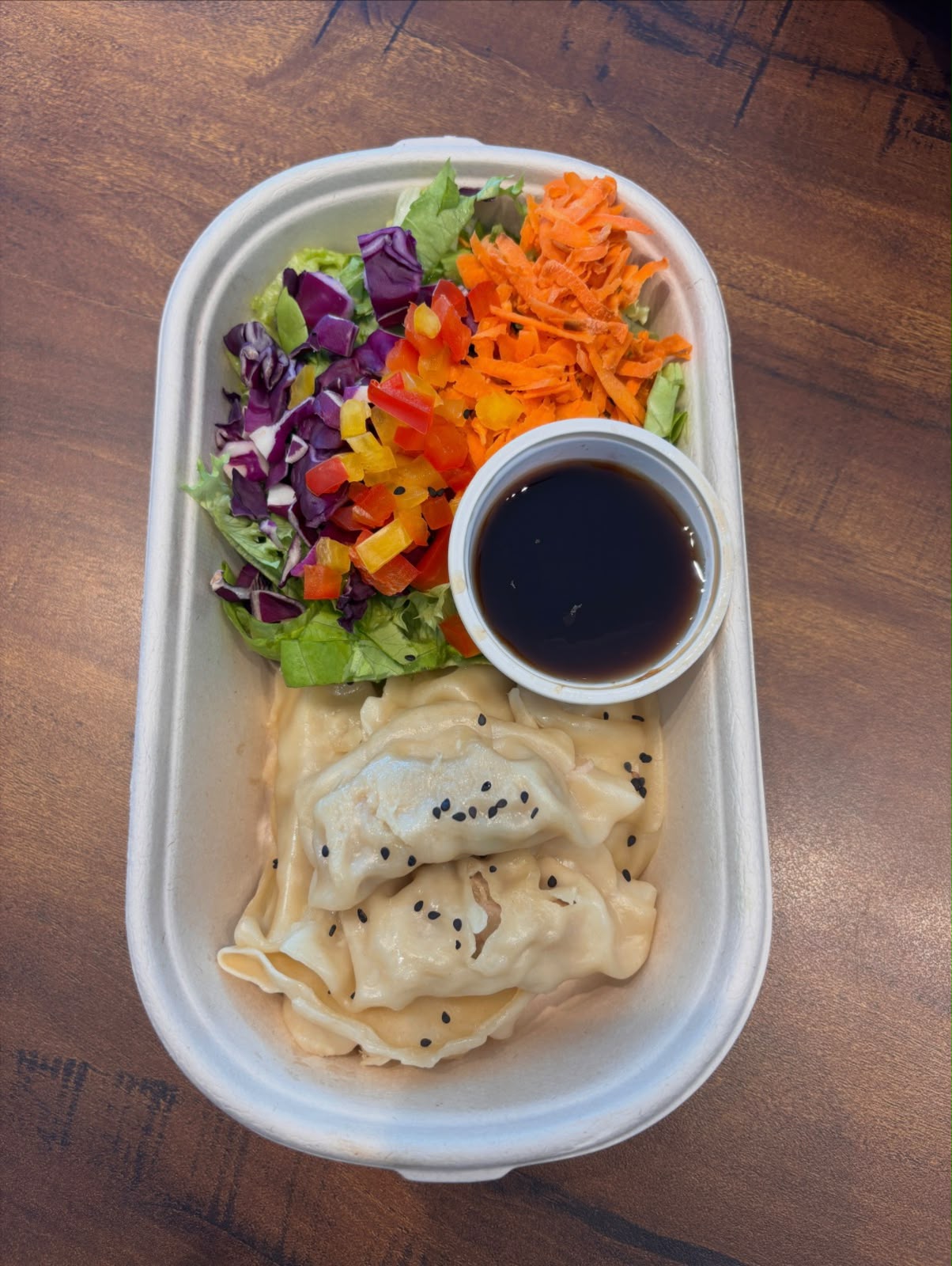 Gyozas con ensalada fresca