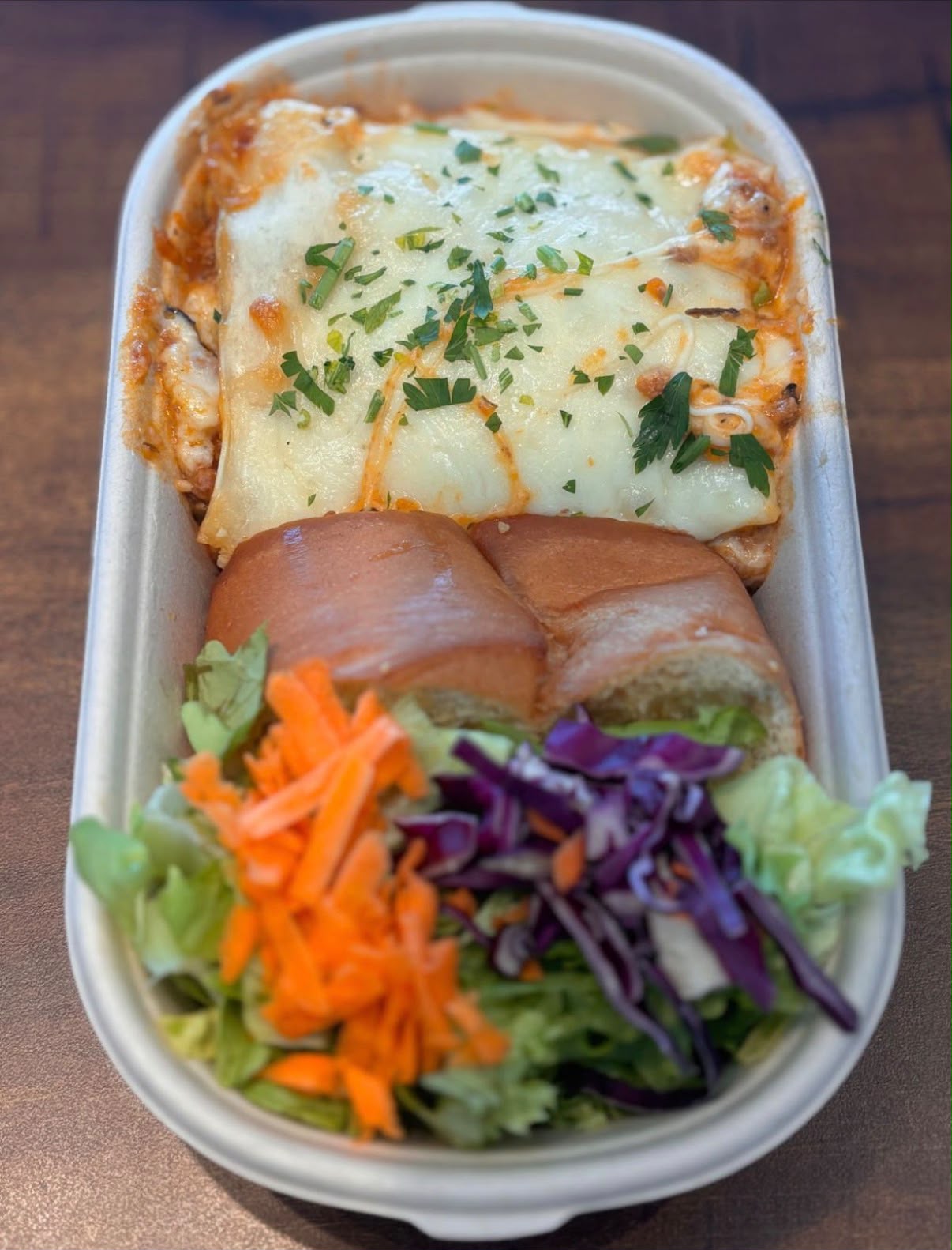 Lasaña con pan y ensalada