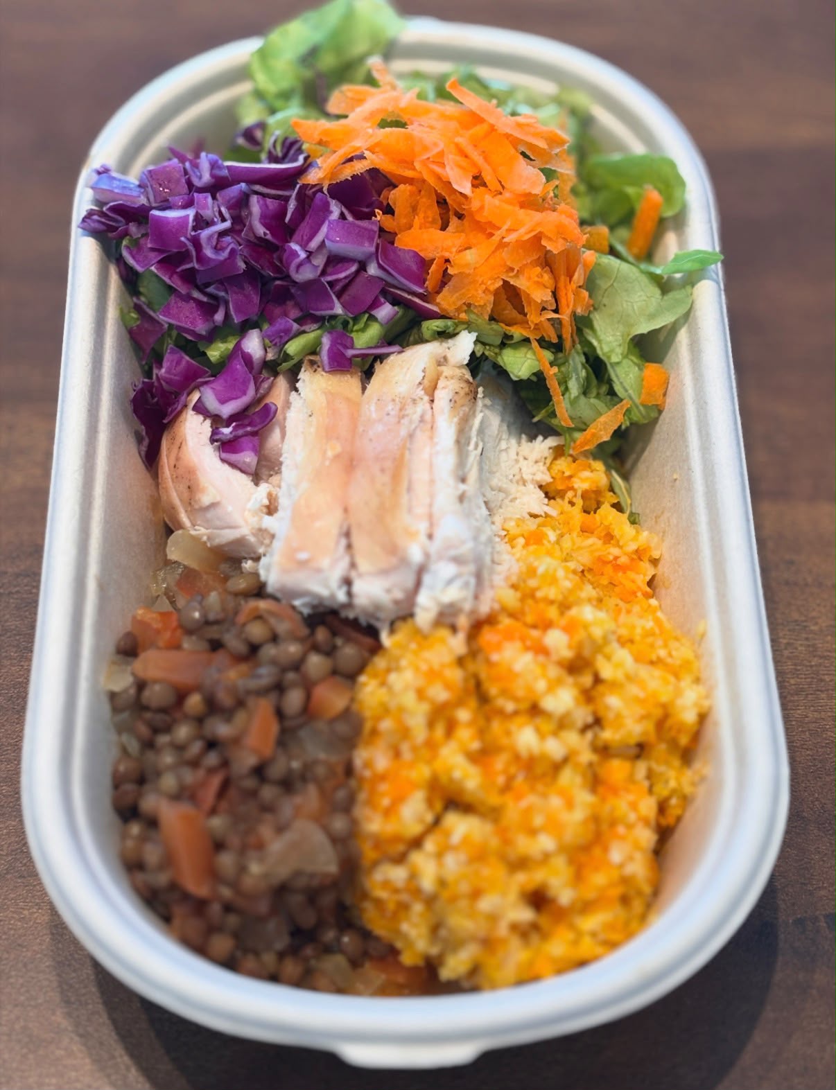 Pollo con lentejas y ensalada fresca